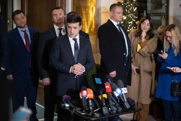 Володимир Зеленський після нормандської зустрічі заявив, що закон про особливий статус Донбасу буде продовжений на один рік - Зеленський підписав закон про особливий статус Донбасу