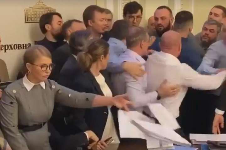 Тимошенко розкидає папери, Кива лупить «слуг народу». Що відбувалось в Раді вчора ввечері (відео)
