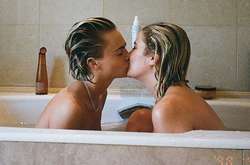  Делевинь выложила серию снимков с любовницей 
  