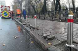 Анитипаркувальні стовпчики розміщені уздовж доріг