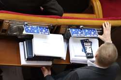 Сергій Ларін прилаштував над пультом для голосування листівки з написом російською мовою «Мы за мир»