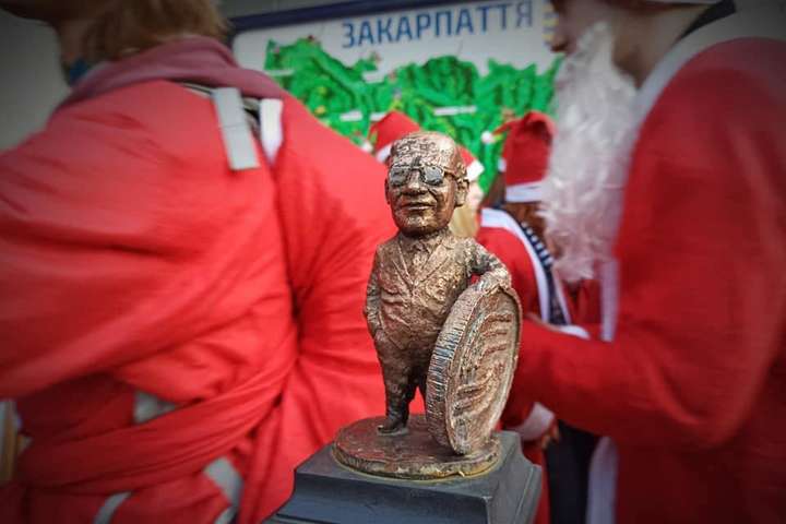 В Ужгороді встановили мініскульптуру на честь розробника «Плану Маршалла»