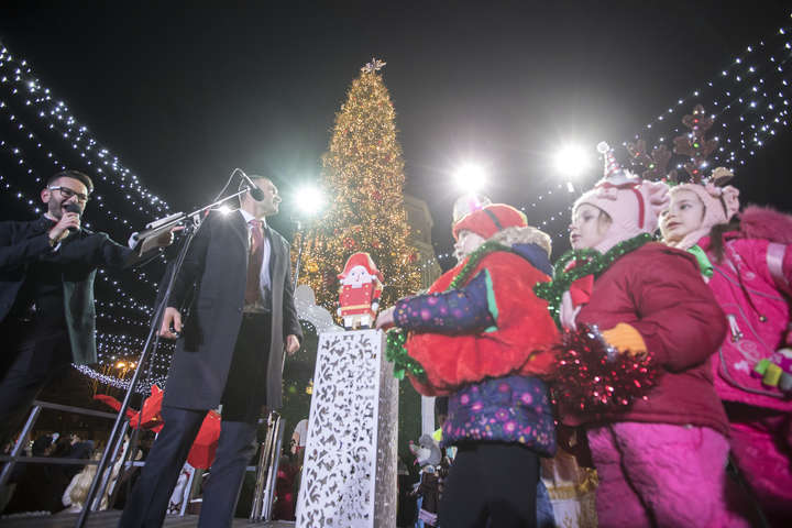 У Києві засяяла вогнями головна новорічна ялинка країни (фото)