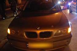 У Києві чоловік сокирою порубав автомобіль