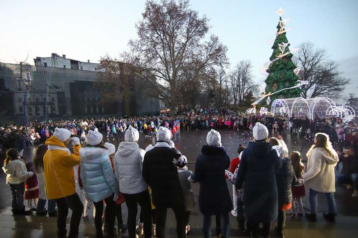 В Одесі різнокольоровими вогнями засяяла головна новорічна ялинка
