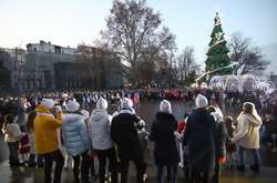 В Одесі різнокольоровими вогнями засяяла головна новорічна ялинка