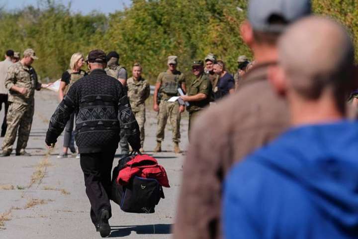 Обмін ув’язненими: десятки людей відмовляються повертатися на окупований Донбас 