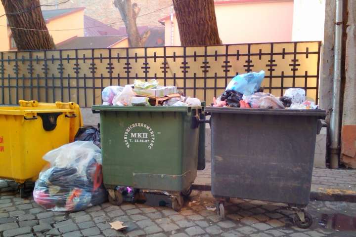 Чернівці на межі сміттєвого колапсу: четверту добу з міста не вивозять відходи 