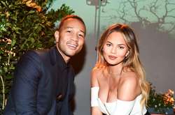  64-летняя Крис Дженнер тесно дружит с 40-летним Джоном Леджендом и его супругой, 34-летней Крисси Тейген 
  