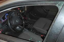 Чоловік розбив скло автівки, щоб проникнути всередину