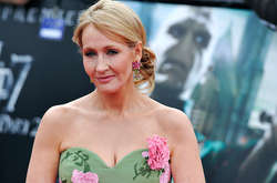  Джоан Роулинг  поддержала женщину, уволенную за неоднозначные посты 
  