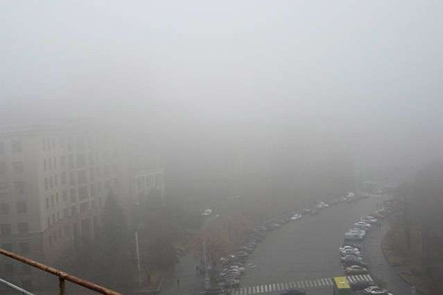 Низку областей України накрив туман