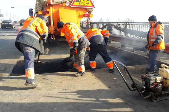 Після ремонту відновлено рух на двох мостах Києва