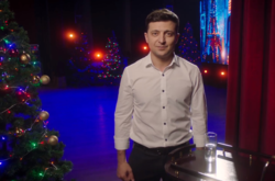  Президент України Володимир Зеленський прийшов на новорічний корпоратив «Слуги народу». Партія «Слуга народу» у п’ятницю ввечері у Конгресно-виставковому центрі «Парковий» святкувала новорічний корпоратив. 