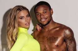  Луис Адриано с влзлюбленной 
  