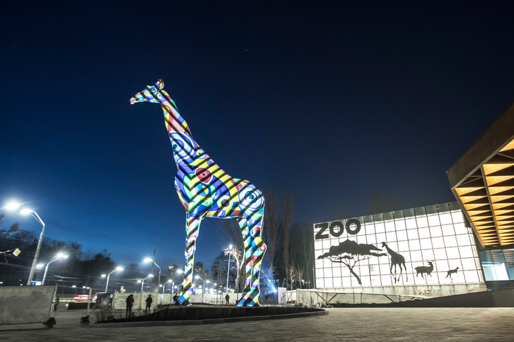Кличко показав, як буде світитися фігура жирафа в київському зоопарку (відео)