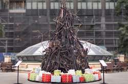 У Сіднеї встановили обгорілу різдвяну ялинку