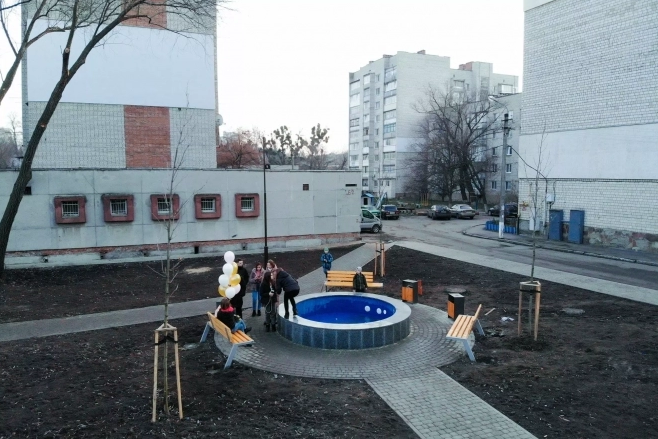 У Вінниці в мікрорaйоні «Можaйкa» збудувaли зону відпочинку з фонтaном