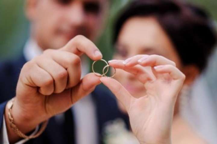 В 2019 році українці одружувались в шість разів більше, ніж розлучались