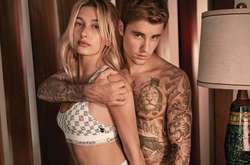 Певец позировал в спущенных джинсах, из-под которых были заметны боксерки