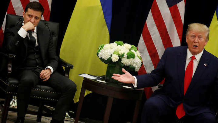 Трамп заблокировал помощь Украине через час после разговора с Зеленским - Bloomberg