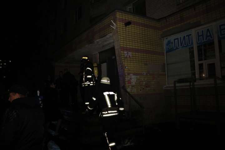 У Києві сталася пожежа в гуртожитку авіаційного університету: евакуювали понад 300 студентів