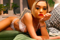 В сеть попали пикантные фото Риты Оры без ретуши