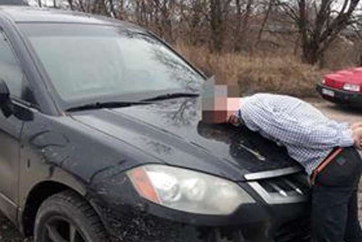 Под Киевом мужчина жестоко избил женщину и выбросил из машины полуживую в лесу