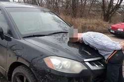 Под Киевом мужчина жестоко избил женщину и выбросил из машины полуживую в лесу