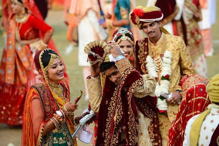 В Индии алмазный магнат профинансировал свадьбы сотен невест из бедных семей