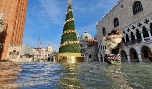 Венецію знову сильно затопило: вражаючі фото 