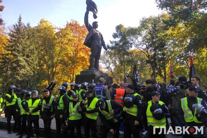 «Це могила»: пам’ятник Ватутіну в Києві не демонтують