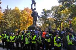  Представники націоналістичних організацій неодноразово атакували пам’ятник радянському воєначальнику Ватутіну в центрі Києва 