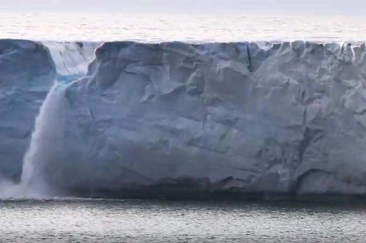 Гігантський льодовик безупинно витікає в океан