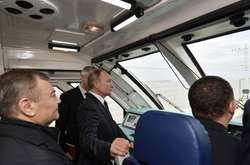 Володимир Путін проїхався на потязі по так званому Кримському мосту