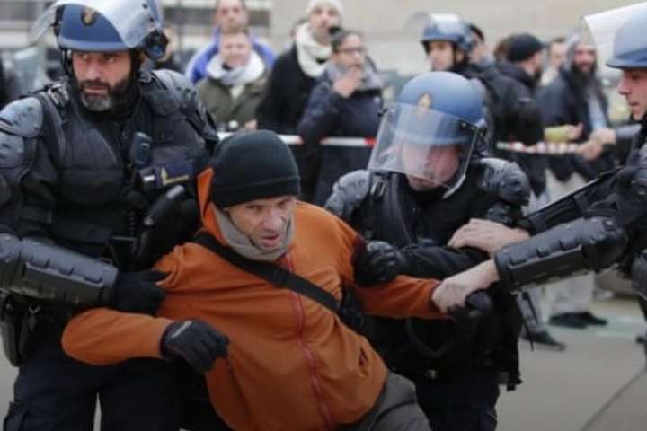 У Парижі тривають страйки: протестувальники побилися з поліцією
