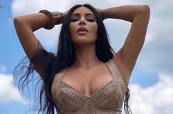  39-летняя Ким Кардашьян в этом году не стала долго ломать голову над подарками для женской половины своего большого семейства 
  