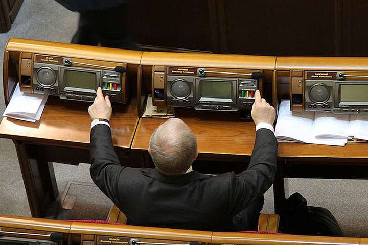 Активісти назвали «кнопкодавів» Верховної Ради ІХ скликання
