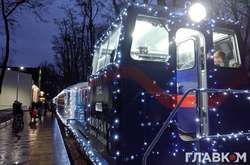  Поезд детской железной дороги украшены праздничной иллюминацией 
  
