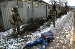 Обвинувачений диверсант під час затримання співробітниками СБУ