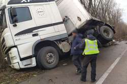 На трасі під Києвом перекинулася вантажівка (фото)