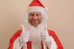 Принц Гарри в костюме Санта-Клауса подбодрил детей, потерявших близких