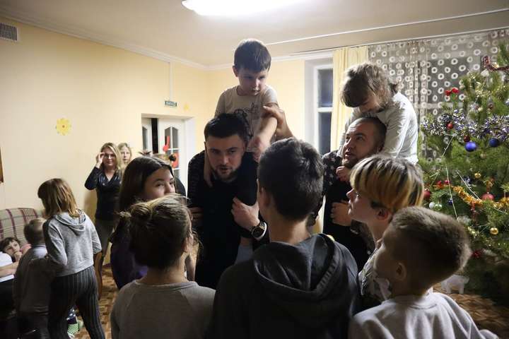 Ультрас «Динамо» в компанії відомого співака відвідали напередодні свят дитячий будинок (фото)
