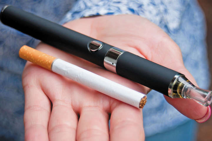 Кабмин приравнял электронные сигареты к обычным: что это значит