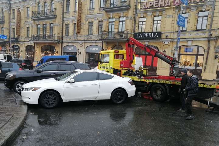 У Києві з наближенням свят зросла кількість «героїв парковки» (відео)