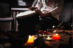 Вчені з’ясували, що через потовщені волокна між півкулями мозку барабанщиків, обмін інформацією відбувається швидше