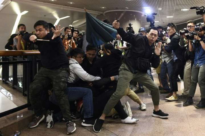 У Гонконзі відбулися нові зіткнення силовиків і демонстрантів
