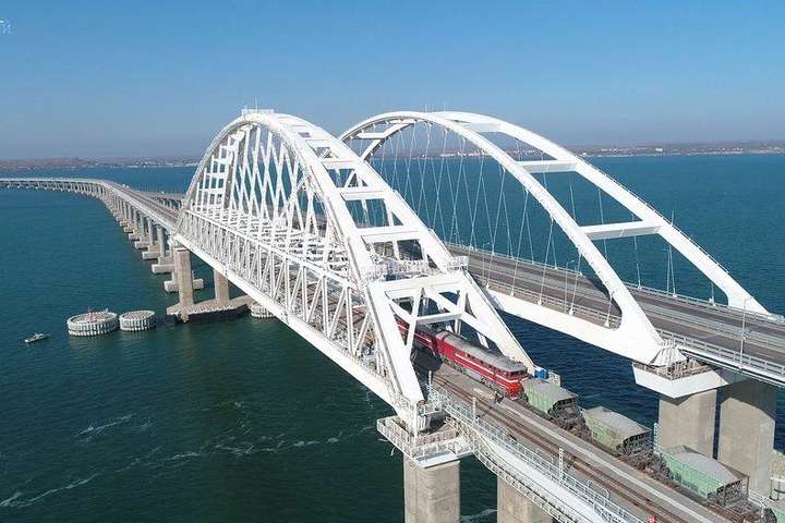 Кримським мостом проїхав перший пасажирський потяг окупантів (відео)
