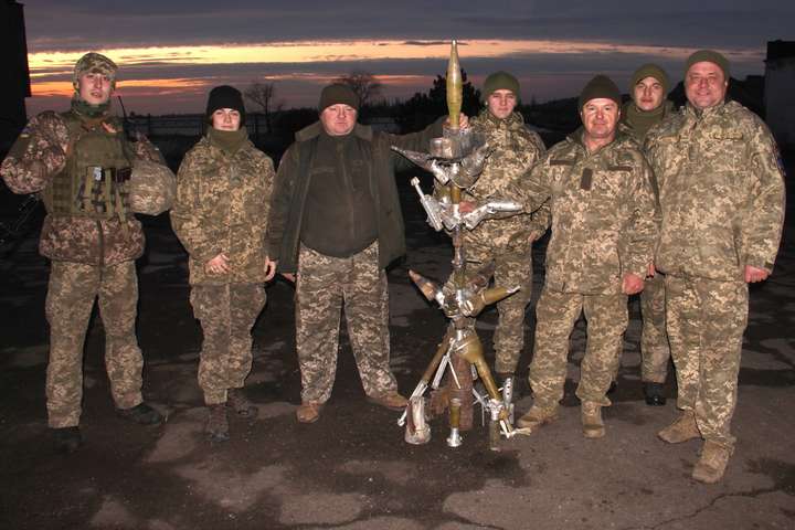 Подарунок для бойовиків. Українські військові зробили новорічну ялинку зі снарядів (фото)
