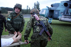 Важкопораненим військовим у зоні ООС призначили премії